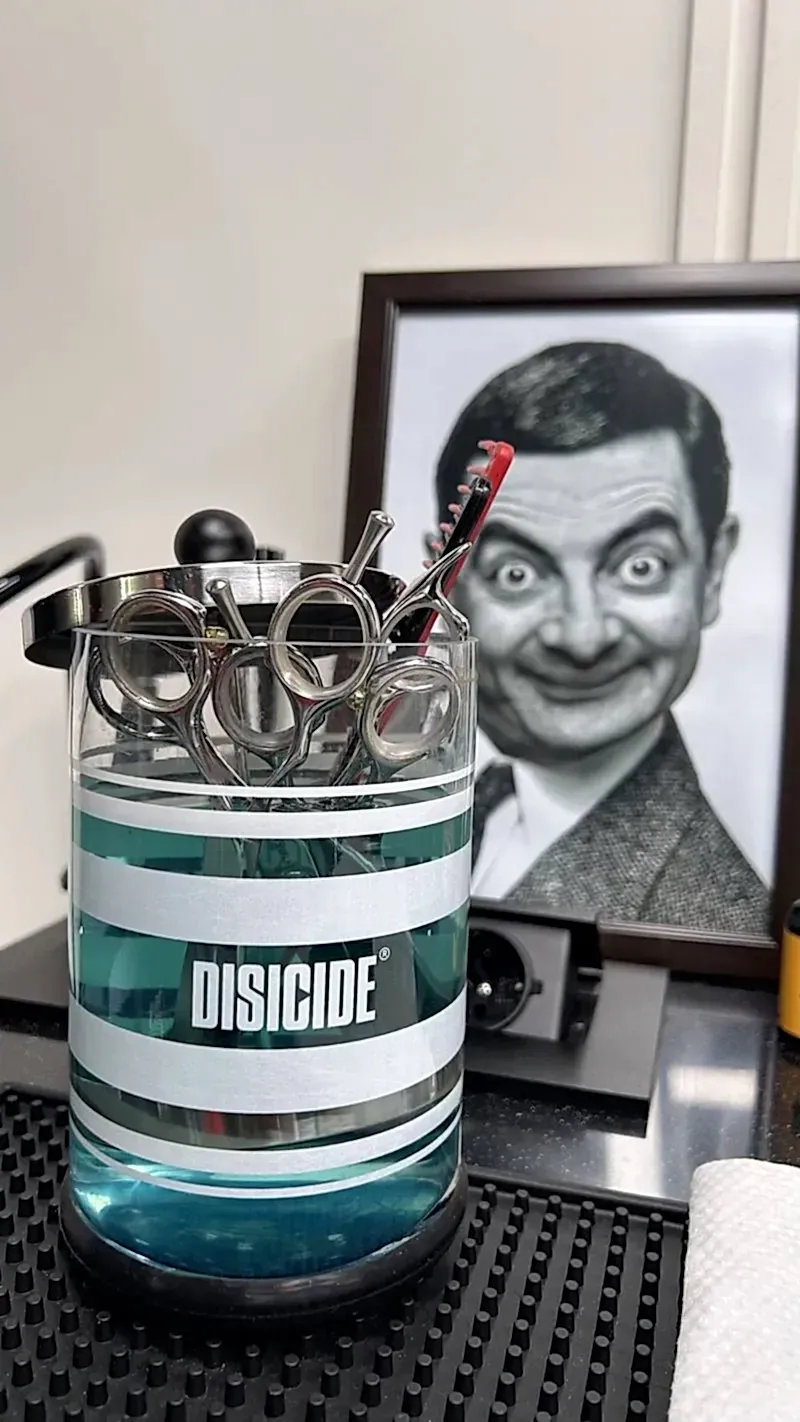 Инструменты барбера в дезинфицирующем растворе Disicide